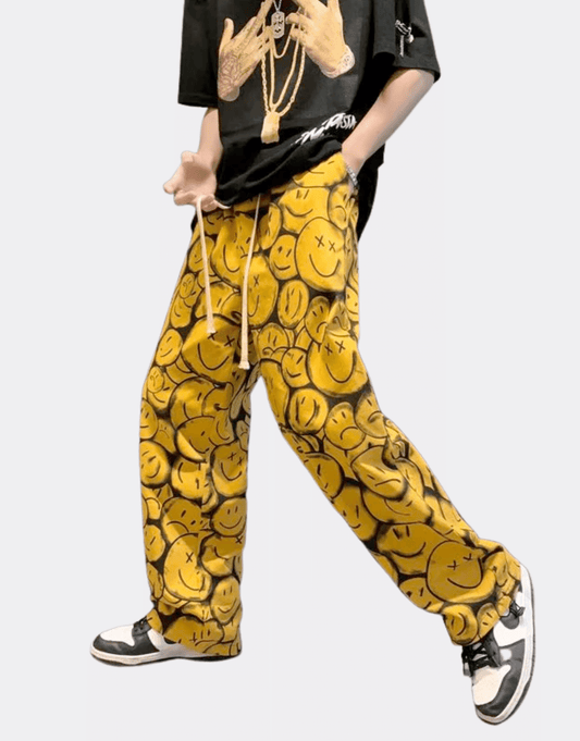 Sneaked - Pantalon jogging streetwear motif imprimé smiley jaune sourire