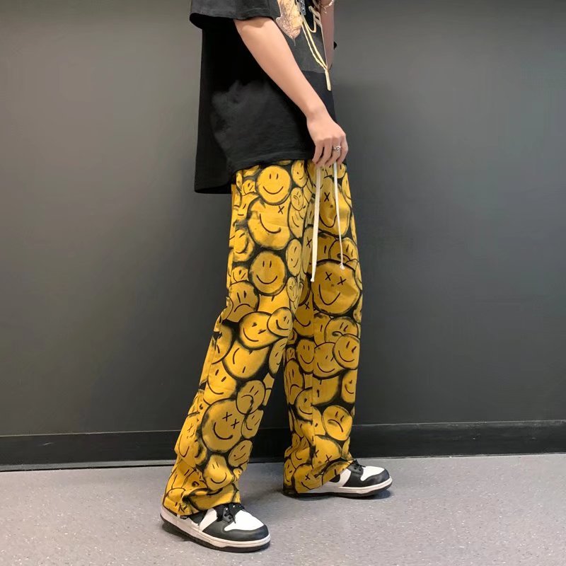 Sneaked - Pantalon jogging streetwear motif imprimé smiley jaune sourire